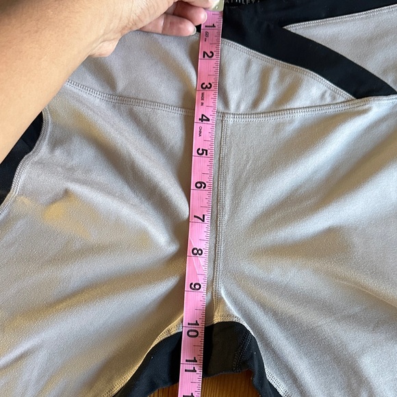 Athleta Women’s Black and Cream Leggings - Picture 9 of 12